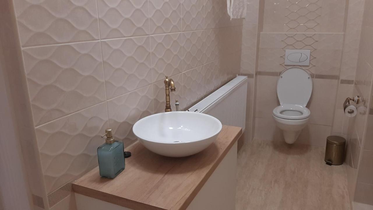 Glamour Apartman Дьюла Экстерьер фото